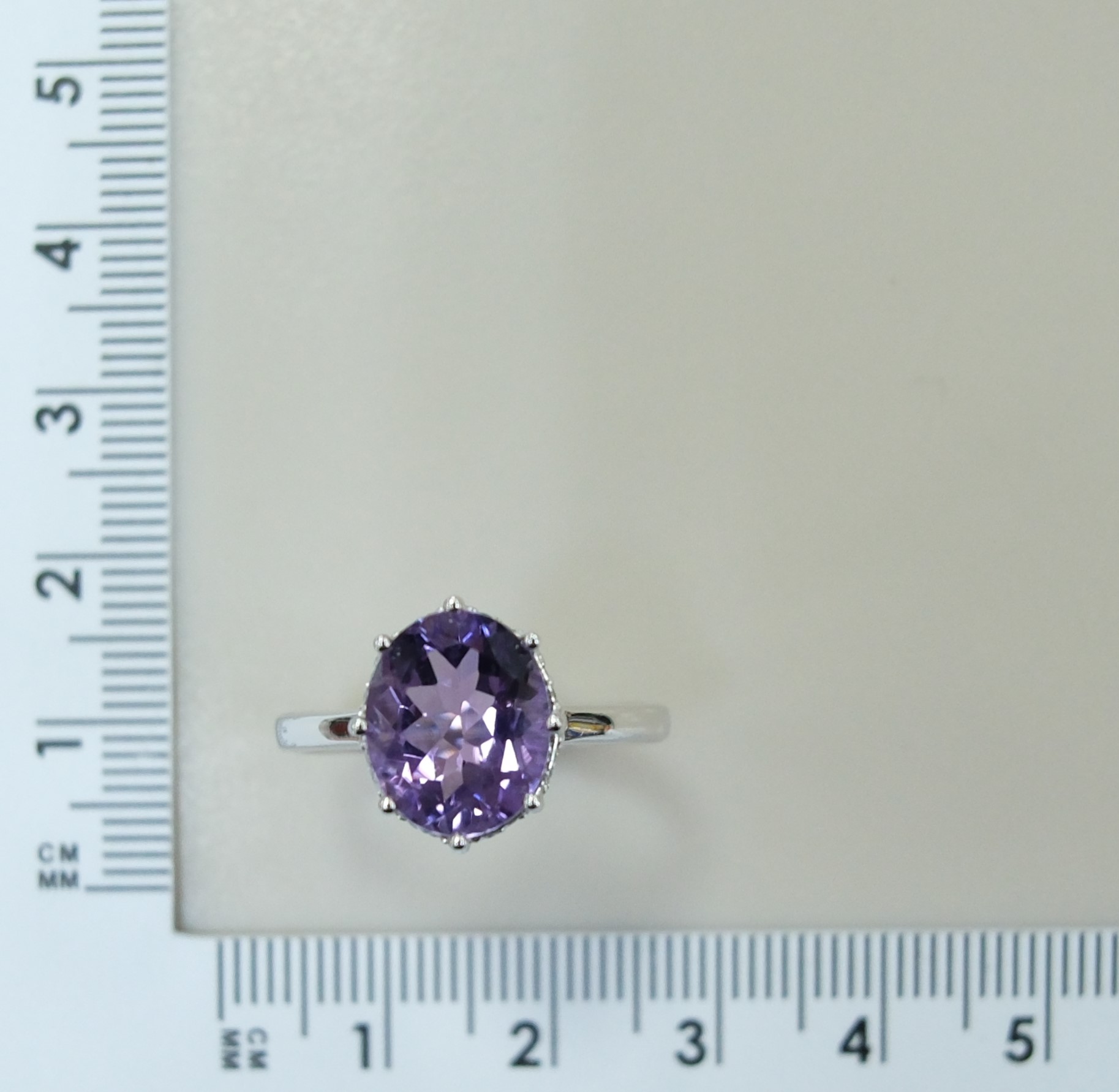 Серебряное кольцо 925 пробы; вставки 1 Аметист; Россыпь Куб. Цирконий бесцв.;